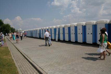 Музей-заповедник `Коломенское`. Московский общегородской праздник `Сабантуй-2013`. На снимке: кабины общественного туалета.