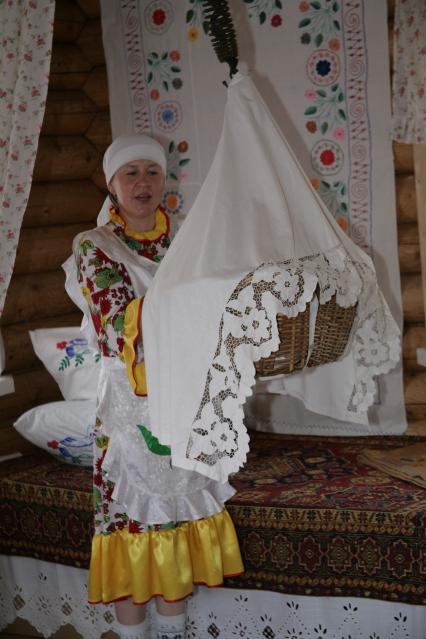 Музей-заповедник `Коломенское`. Московский общегородской праздник `Сабантуй-2013`. На снимке: этнографический музей под открытым небом.