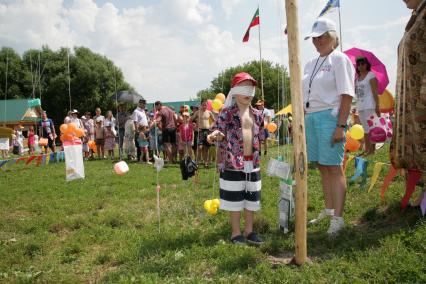 Музей-заповедник `Коломенское`. Московский общегородской праздник `Сабантуй-2013`. На снимке: ребенок участвует в конкурсе.