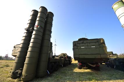 60 лет  ПВО. На снимке: ЗРС С-400 `Триумф`