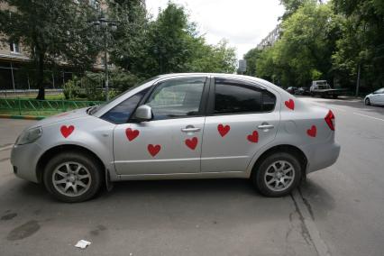 Автомобиль `Suzuki` с сердечками.