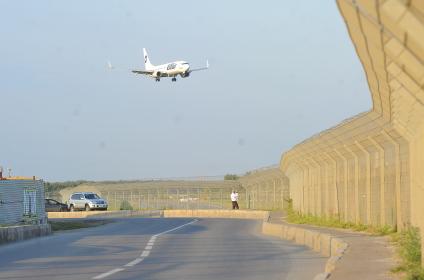 Аэропорт Внуково. На снимке: самолет Boeing 737-524 авиакомпании UTair.