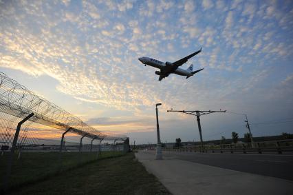 Аэропорт Внуково. На снимке: самолет Boeing 737-524 авиакомпании UTair.