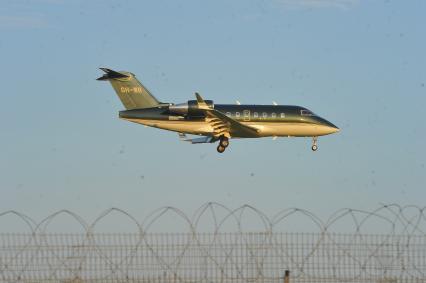 Аэропорт Внуково. На снимке: самолет бизнес-класса Challenger 604 OW-WII.