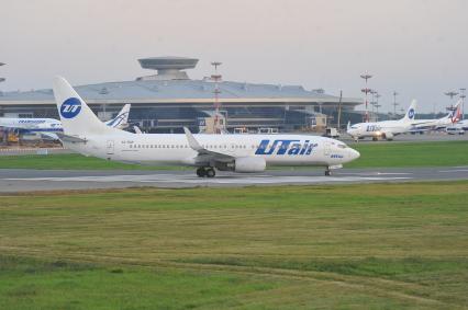 Аэропорт Внуково. На снимке: самолет Boeing 737-8GU авиакомпании UTair на взлетно-посадочной полосе.