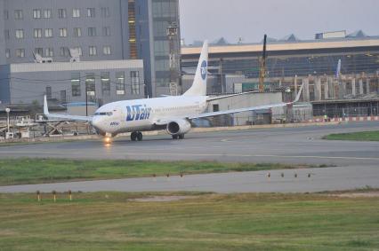 Аэропорт Внуково. На снимке: самолет Boeing 737-8GU авиакомпании UTair на взлетно-посадочной полосе.