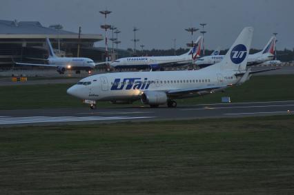 Аэропорт Внуково. На снимке: самолет Boeing 737-524 авиакомпании UTair на взлетно-посадочной полосе.