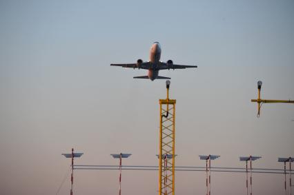 Аэропорт Внуково. На снимке: самолет Boeing 737 авикомпании UTair.