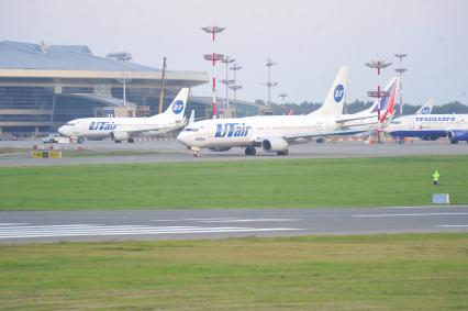 Аэропорт Внуково. На снимке: самолеты Boeing 737-524 /W (слева) и  Boeing 737-8GU (справа) авиакомпании UTair на взлетно-посадочной полосе.