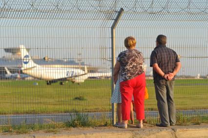 Аэропорт Внуково. На снимке: самолет Boeing 737-524 авиакомпании UTair на взлетно-посадочной полосе.