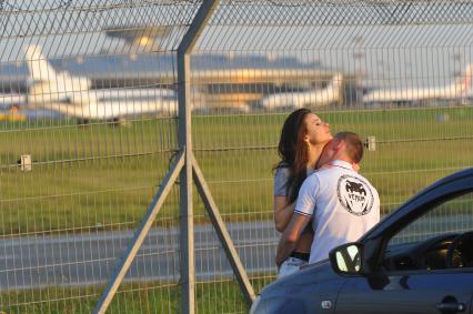 Аэропорт Внуково. На снимке: пара обнимается у взлетно-посадочной полосы.