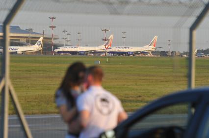 Аэропорт Внуково. На снимке: пара обнимается у взлетно-посадочной полосы.