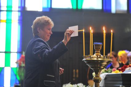 ЦКБ  Управления делами президента. Церемония прощания с актрисой Натальей Богуновой. На снимке: троюродная сестра актрисы Натальи Богуновой Валентина (слева)