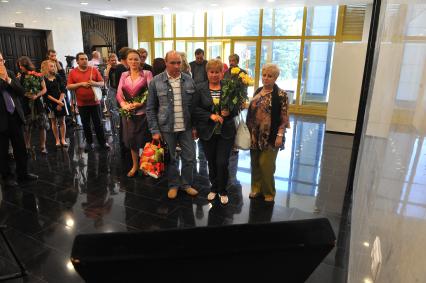 ЦКБ Управления делами президента. Церемония прощания с актрисой Натальей Богуновой. На снимке: троюродная сестра актрисы Натальи Богуновой Валентина (в центре)