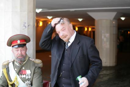 Актеры в образе В.И.Ленина и Николай II в подземном переходе
