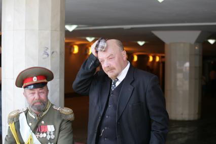 Актеры в образе В.И.Ленина и Николай  II   в подземном переходе