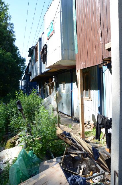 42-ой километр Калужского шоссе. Cотрудники Управления охраны общественного порядка (УООП) провели рейд `Нелегальный мигрант`. На снимке: в ходе проверки ТК `Славянский мир` обнаружен поселок нелегальных мигрантов.