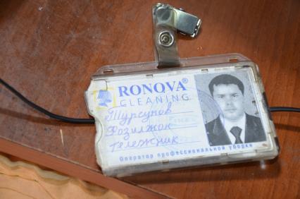 42-ой километр Калужского шоссе. Cотрудники Управления охраны общественного порядка (УООП) провели рейд `Нелегальный мигрант`. В ходе проверки ТК `Славянский мир` обнаружен поселок нелегальных мигрантов. На снимке: пропуск.