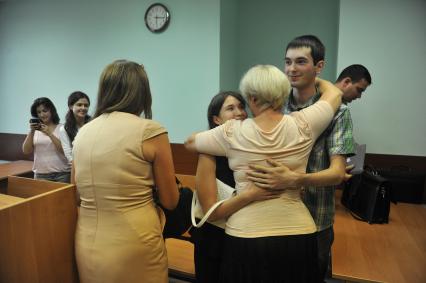 Тимирязевский суд. Слушания по делу преодавателей школе N 847 Светланы Шамаевой и Марины Ступич, которые были уволены за `разжигание межнациональной розни`. Учителя призвали учеников (из них около 25% приезжие с Кавказа и Средней Азии) соблюдать российские законы. На снимке: преподаватели Светлана Шамаева и Марина Ступич с учениками.