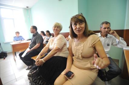 Тимирязевский суд. Слушания по делу преодавателей школе N 847 Светланы Шамаевой и Марины Ступич, которые были уволены за `разжигание межнациональной розни`. Учителя призвали учеников (из них около 25% приезжие с Кавказа и Средней Азии) соблюдать российские законы. На снимке: преподаватели Светлана Шамаева и Марина Ступич (справа)