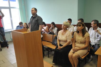Тимирязевский суд. Слушания по делу преодавателей школе N 847 Светланы Шамаевой и Марины Ступич, которые были уволены за `разжигание межнациональной розни`. Учителя призвали учеников (из них около 25% приезжие с Кавказа и Средней Азии) соблюдать российские законы.