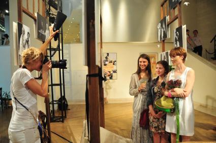Открытие выставки, посвященной 20-летию театра `Мастерская Петра Фоменко`. На снимке:  актриса  Ксения Кутепова (справа) со зрителями.