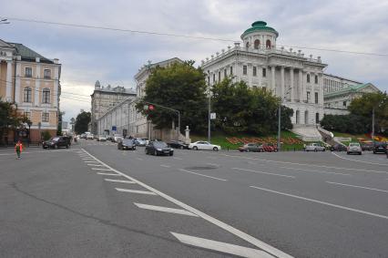 Виды Москвы. Улица Знаменка. На снимке: Российская государственная библиотека - Дом Пашкова (справа).