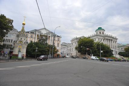 Виды Москвы. Улица Знаменка. На снимке: часовня святого Николая чудотворца Стрелецкого, галерея Шилова (слева) и Российская государственная библиотека - Дом Пашкова (справа).