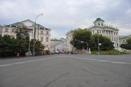 Виды Москвы. Улица Знаменка. На снимке: галерея Шилова (слева) и Российская государственная библиотека - Дом Пашкова (справа).