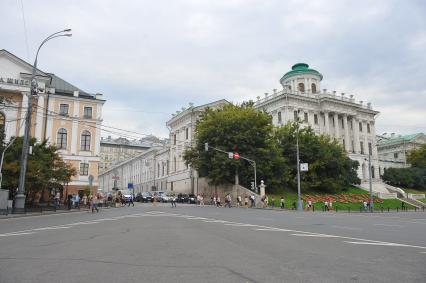 Виды Москвы. Улица Знаменка. На снимке: галерея Шилова (слева) и Российская государственная библиотека - Дом Пашкова (справа).