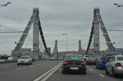 Виды Москвы. На снимке: Крымский мост.