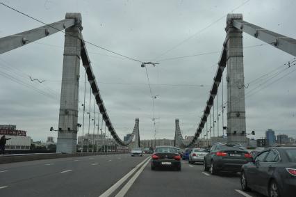 Виды Москвы. На снимке: Крымский мост.