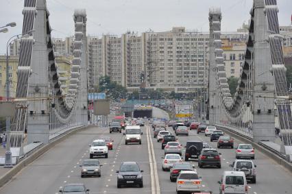 Виды Москвы. На снимке: Крымский мост.