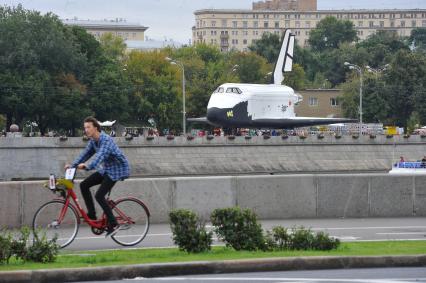 Виды Москвы. Фрунзенская набережная. На снимке: вид на макет космического корабля `Буран БТС-001` на Пушкинской набережной.