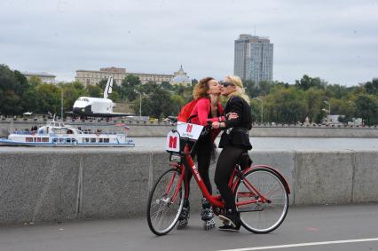 Виды Москвы. Фрунзенская набережная. На снимке: вид на макет космического корабля `Буран БТС-001` на Пушкинской набережной.