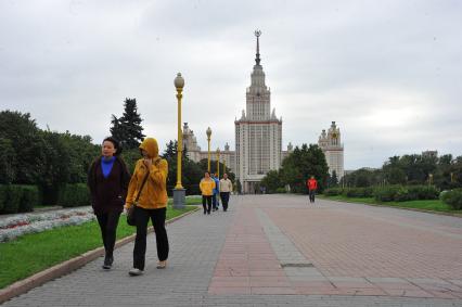 Виды Москвы. Ленинские горы. На снимке: московский государственный университет имени М. В. Ломоносова.