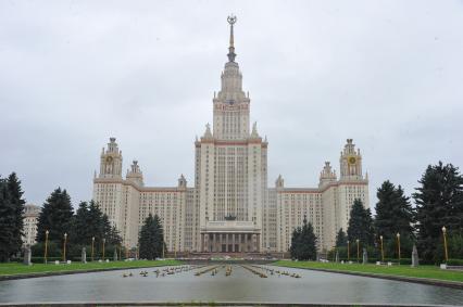 Виды Москвы. Ленинские горы. На снимке: московский государственный университет имени М. В. Ломоносова.