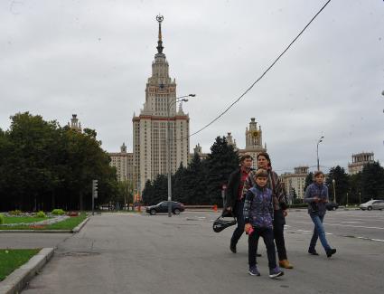 Виды Москвы. Ленинские горы. На снимке: московский государственный университет имени М. В. Ломоносова.