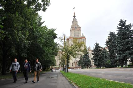 Виды Москвы. Ленинские горы. На снимке: московский государственный университет имени М. В. Ломоносова.