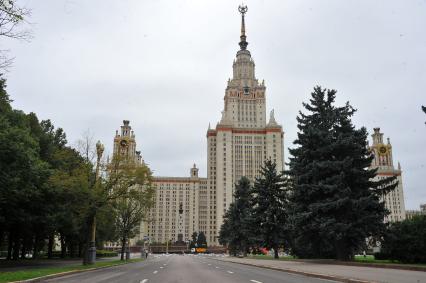 Виды Москвы. Ленинские горы. На снимке: московский государственный университет имени М. В. Ломоносова.