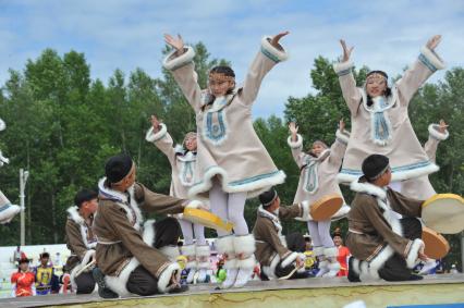 Стадион поселка Агинское. Открытие окружного летнего культурно-спортивного праздника `Зунай наадан-2013`.   На снимке: праздничный концерт.