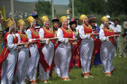 Стадион поселка Агинское. Открытие окружного летнего культурно-спортивного праздника `Зунай наадан-2013`.   На снимке: праздничный концерт