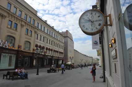 Виды Москвы. Никольская улица. На снимке: магазин швейцарских часов Ulysse Nardin.