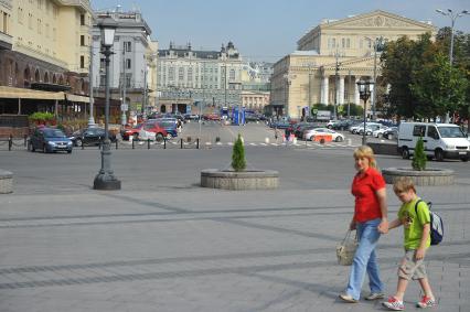 Виды Москвы. Улица Петровка. Большой театр (справа).