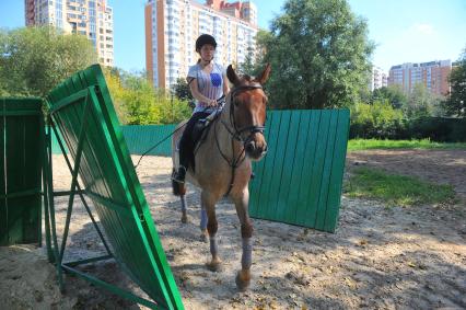 Обучение верховой езде. На снимке: наездница.