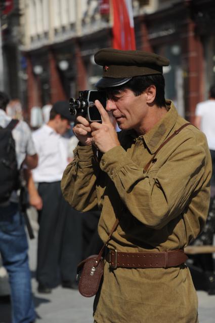 Улица Никольская . Пешеходная зона.  На снимке: мужчина в военной форме времен ВОВ с камерой в руках