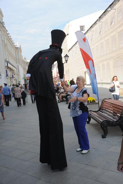 Открытие пешеходной зоны на Никольской улице.  На снимке: аниматор на ходулях и прохожие.