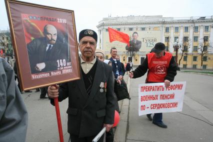 Митинг `КПРФ`. На снимке: мужчина с портретом В.И.Ленина