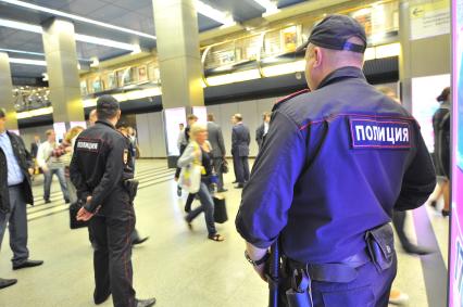 Станция метро Выставочная.   На снимке: сотрудник полиции в метро.