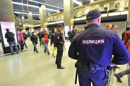 Станция метро Выставочная.   На снимке: сотрудник полиции в метро.